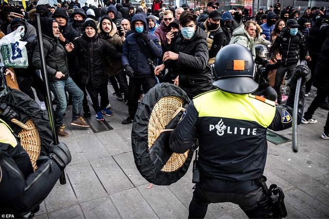 Wtf Dutch police use wicker shields?.jpeg