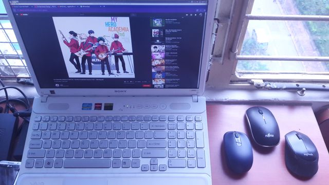 3 USB wireless mice, respectively by Fujitsu, Logitech, m$
Listening to MHA songs in Firefox on GhostBSD