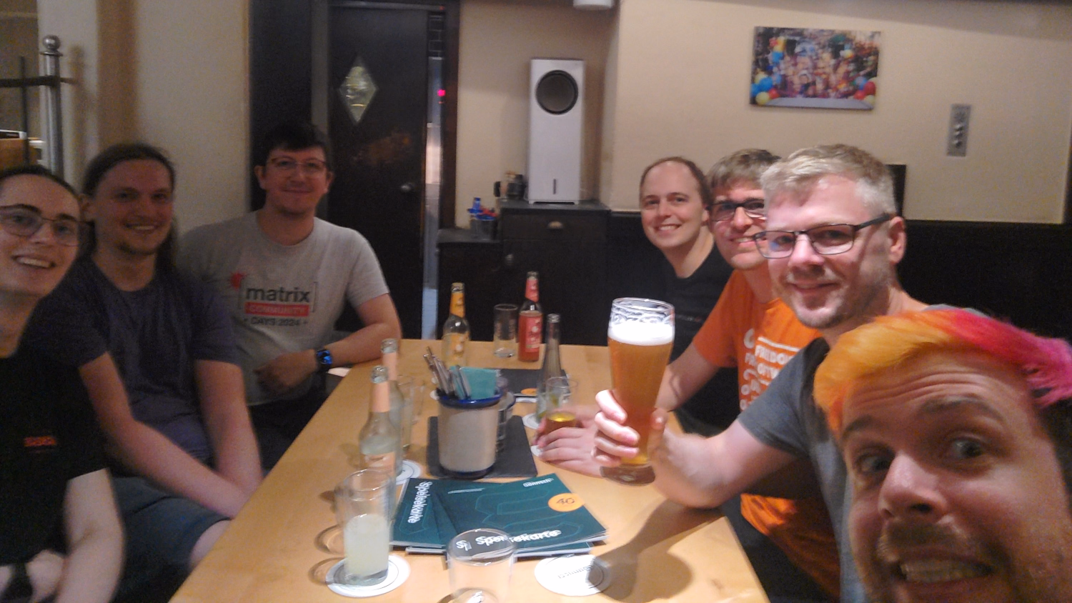 A group of happy people around a table enjoying a Stammtisch!